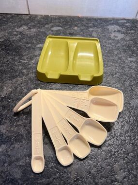 Set of Tupperware Measuring Spoons and Tupperware double spoon rest. Exc cond